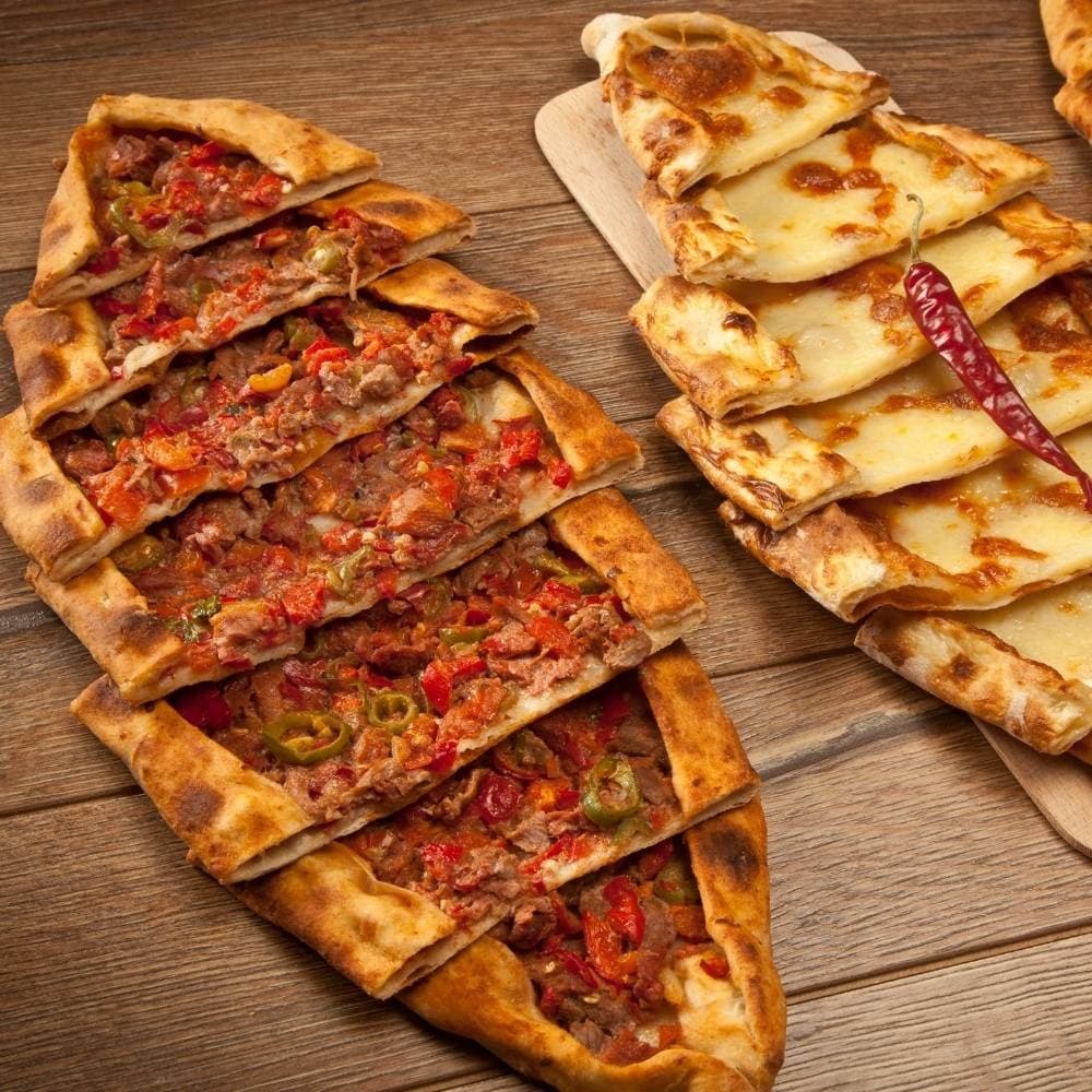 Knusprige Pide mit Hackfleisch & Käse